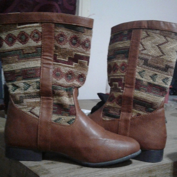 Lovely brown boots - Picture 2 of 3